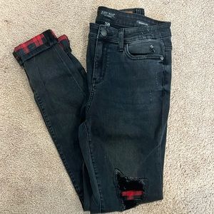 Women’s Judy Blue Skinny Fit Jeans with Flannel cuffs and knee cutout Size 28/7